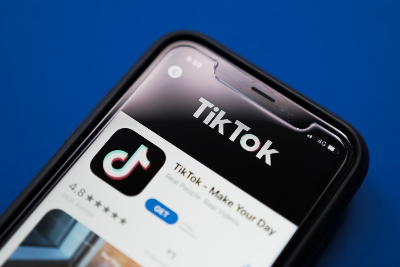 一个显示 TikTok 应用程序徽标的手机屏幕